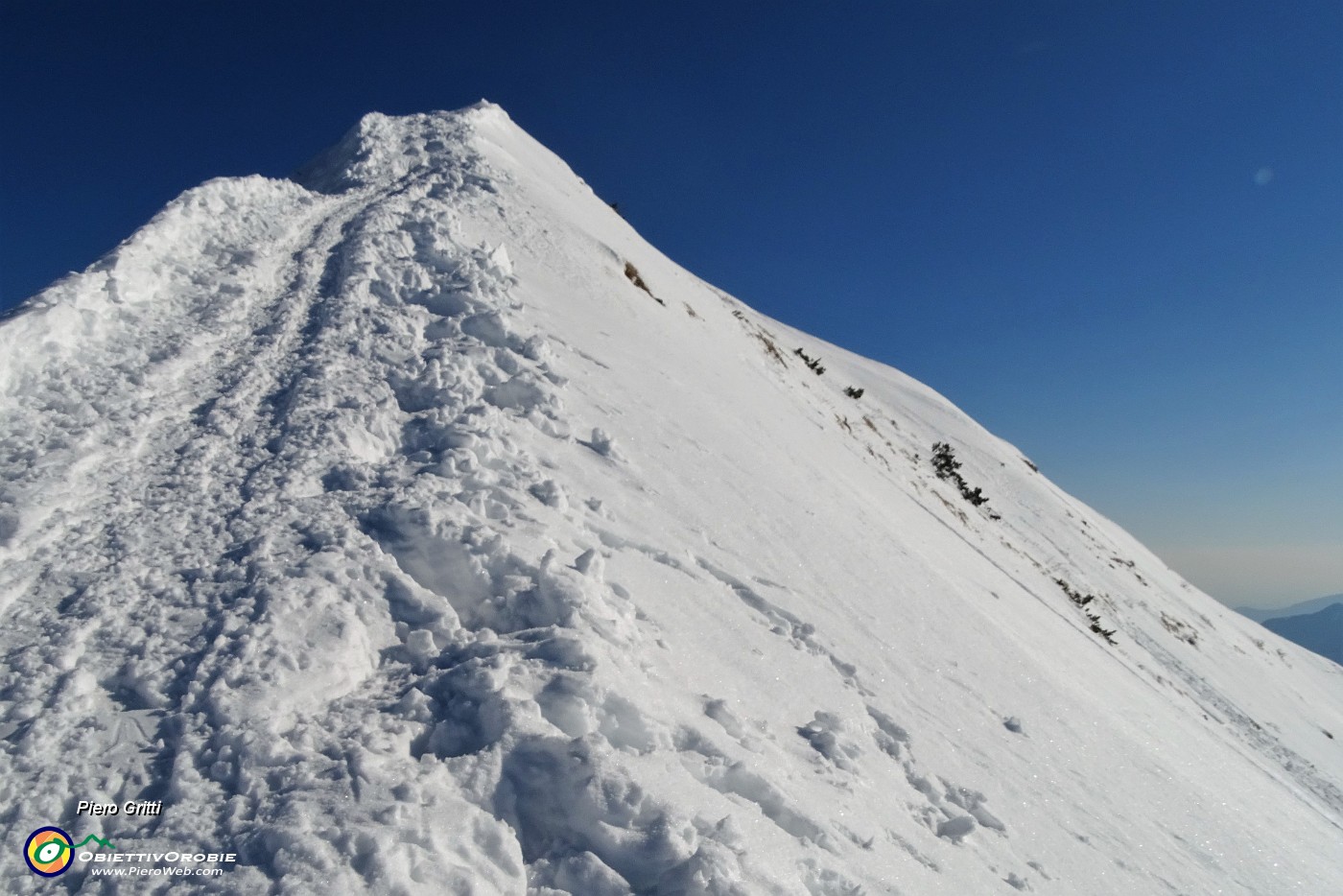 73 Scendo con attenzione la ripida affilata cresta nord-est  .JPG